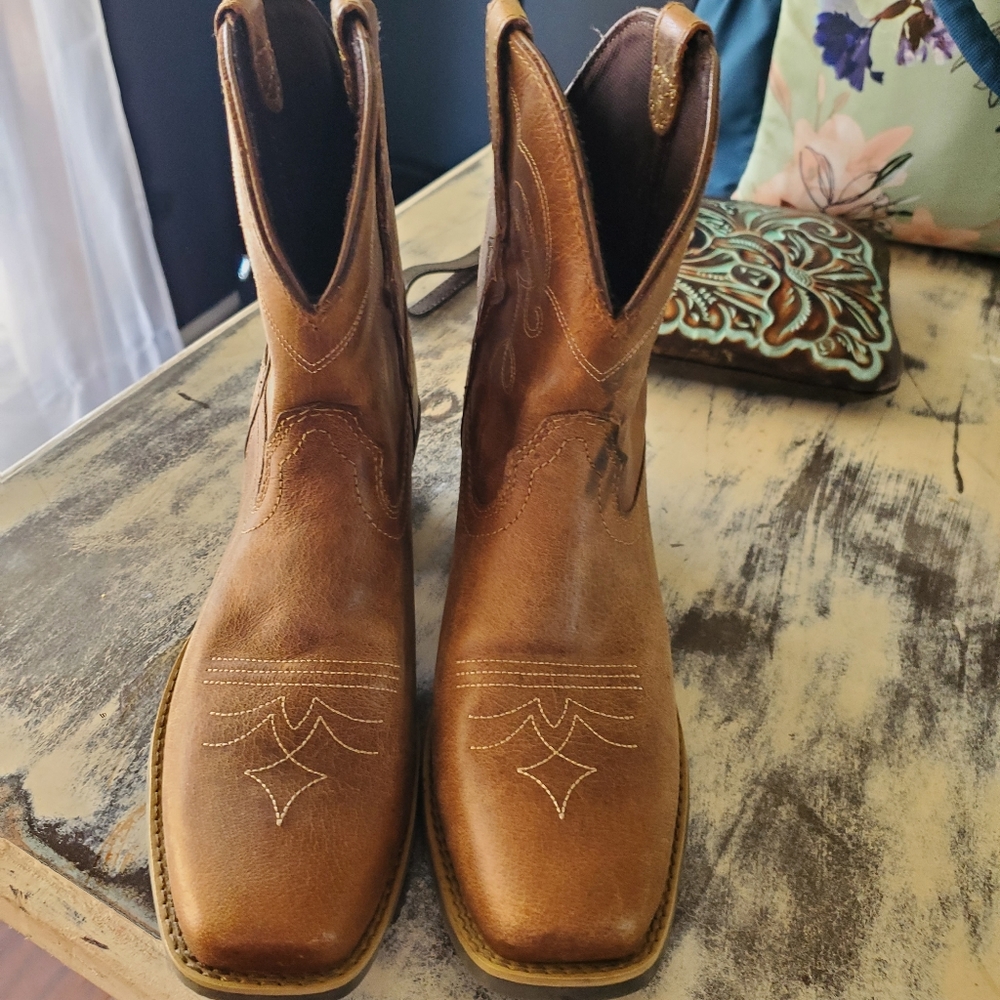 Justin's size 8 1/2 B